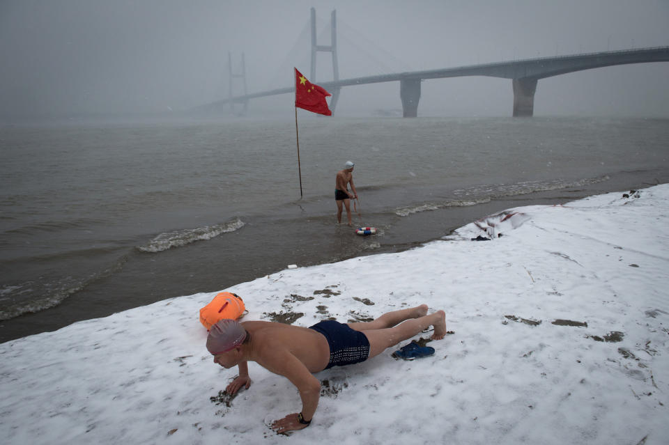 <p>An einem Uferabschnitt des Jangtsekiang in der chinesischen Metropole Wuhan absolvieren Hartgesottene trotz Minustemperaturen ihre Übungen. (Bild: AFP/Getty Images) </p>