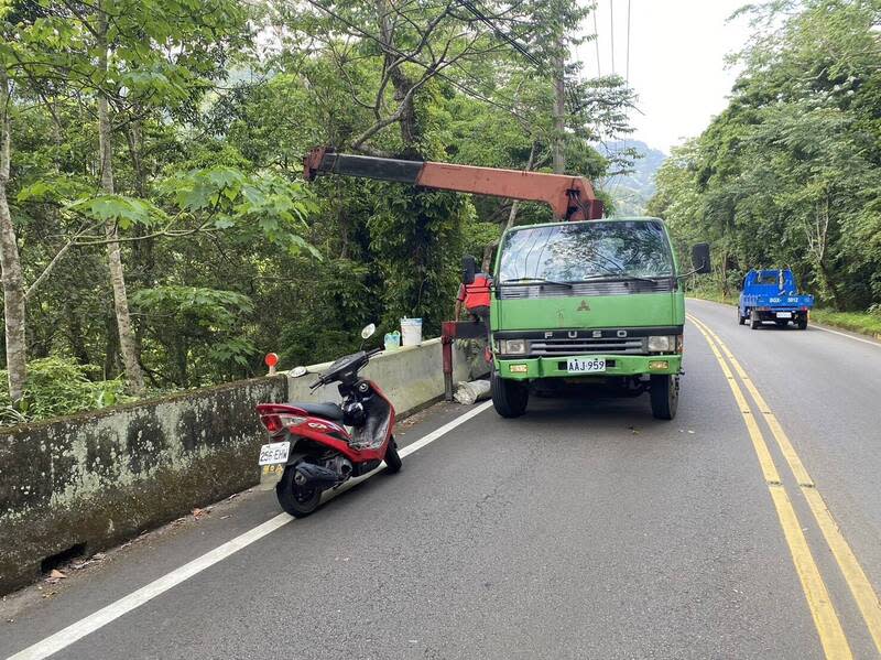 苗栗縣南庄鄉蓬萊溪護魚步道旁遭丟棄大量垃圾，經縣府環保局、南庄鄉公所及轄區頭份警分局追查，發現為當地一家露營區所為，該露營區業者找廠商將垃圾清除。（環保局提供）