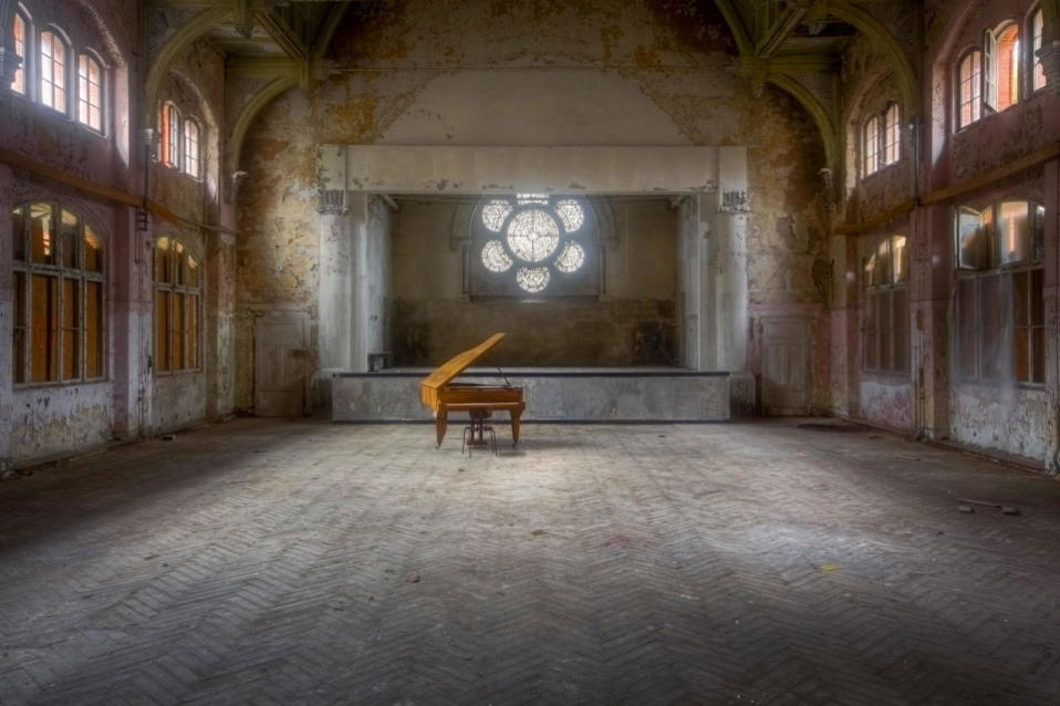 <p>An interior view of the rooms of an abandoned hospital which treated Adolf Hitler. (Roman Robroek/Caters News)</p>