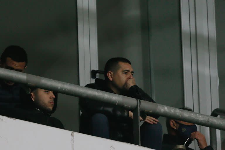 Juan Román Riquelme acompañó al equipo en el Superclásico y siguió todo con atención desde un palco