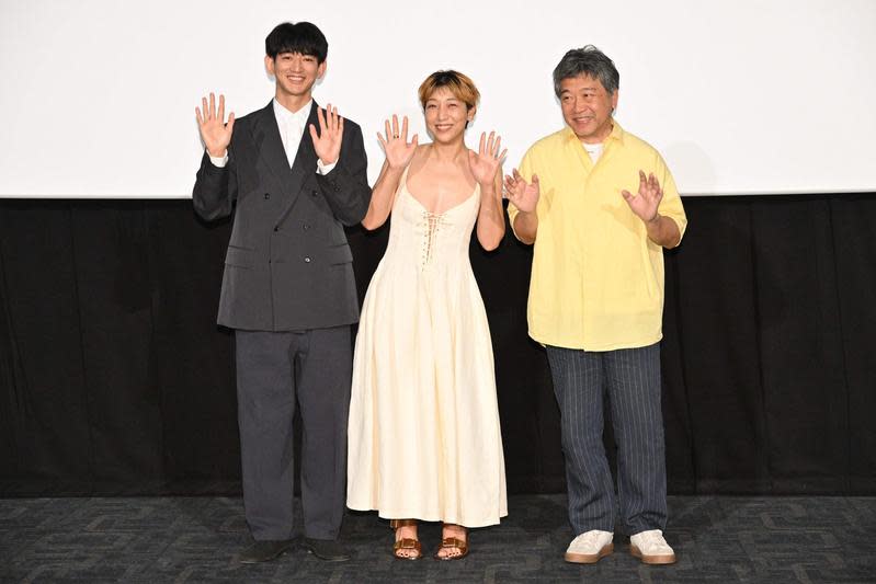 是枝裕和（右）執導新片《怪物》在日本開出票房紅盤，他與安藤櫻（中）、瑛太親自走訪戲院謝票。（翻攝自《怪物》Twitter）