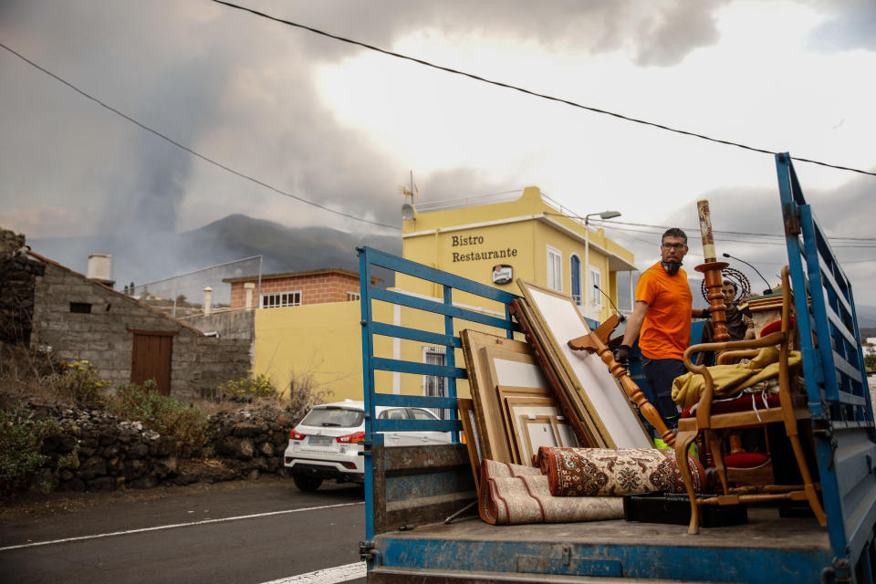 <p>Mientras tanto los residentes van dejando atrás sus hogares. (Photo By Kike Rincon/Europa Press via Getty Images)</p> 