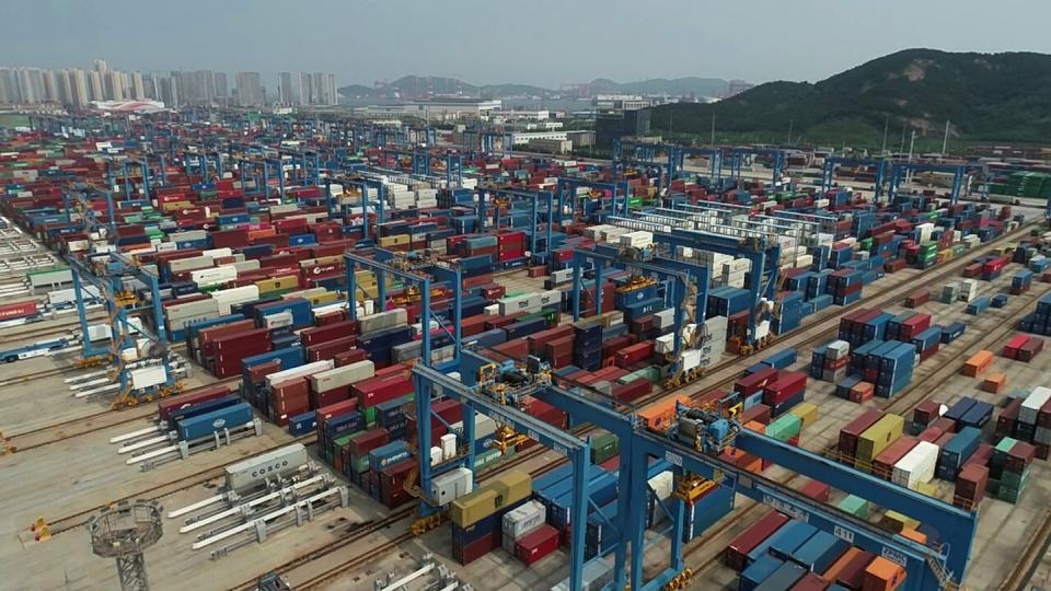 Containerterminal in Qingdao: Chinas Ausfuhren legten im Vorjahresvergleich stärker als erwartet um 9,5 Prozent zu.