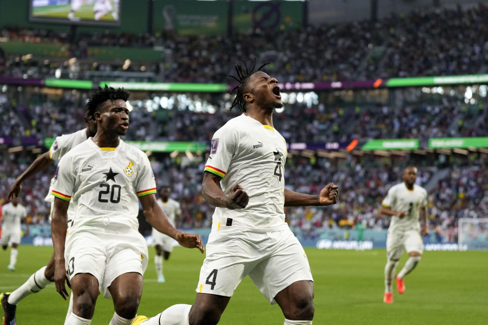 El ghanés Mohammed Salisu celebra tras anotar el primer gol del partido del Grupo H del Mundial entre Corea del Sur y Ghana, en el estadio Education City en Rayán, Qatar, el 28 de noviembre de 2022. (AP Foto/Lee Jin-man)