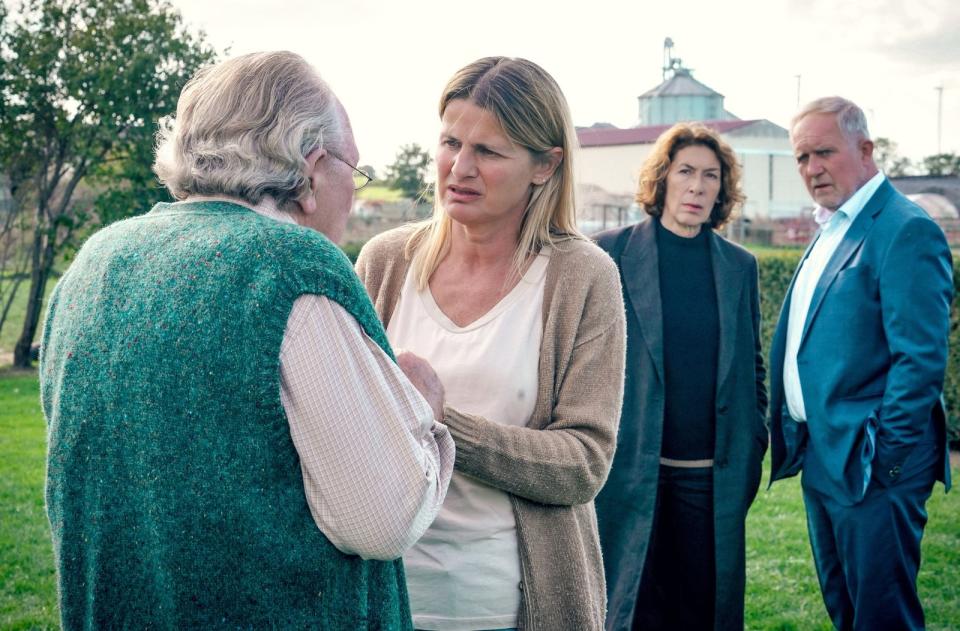 Irene Winkler (Doris Hindinger, zweite von links) und ihr Vater Alois Schober (Haymon Maria Buttinger, links) haben ihren Mann und Schwiegersohn verloren. Bibi Fellner (Adele Neuhauser) und Moritz Eisner (Harald Krassnitzer) müssen herausfinden, wer den Schweinemäster getötet hat.  (Bild: ARD Degeto/ORF/Petro Domenigg)