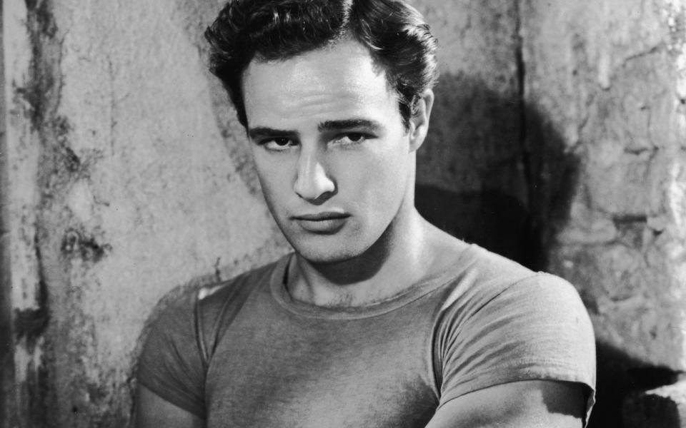 Mit seiner Hauptrolle in "Endstation Sehnsucht", das vor genau 70 Jahren seine Premiere feierte, gelang im der Durchbruch: Marlon Brando galt fortan als eine Art schauspielerische Naturgewalt, sein Stil prägend für nachfolgende Schauspielergenerationen. Unsere Galerie zeigt die männlichen Schauspieler, die neben ihm die goldene Ära der Traumfabrik prägten. (Bild: Hulton Archive/Getty Images)