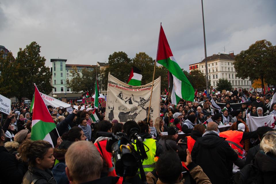 Mehr als 2000 Menschen ziehen bei einer pro PalÃ¤stina Demonstration unter starkem Polizeischutz durch Kreuzberg.