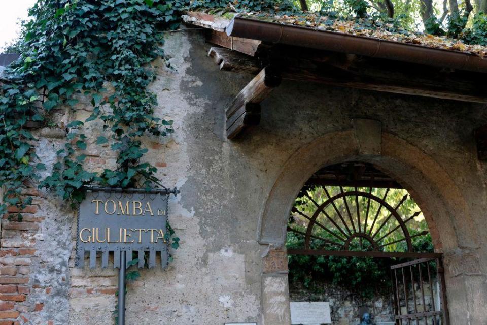 La "tumba de Julieta" en el antiguo convento de San Francesco al Corso.