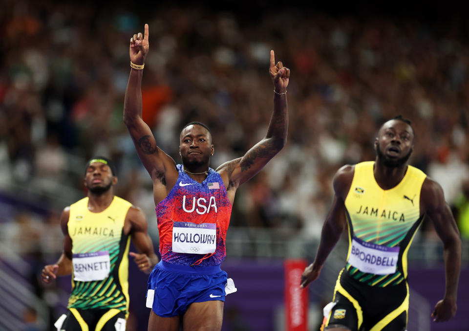 PARIS, PRANCIS - 08 AGUSTUS: Grant Holloway dari Tim Amerika Serikat merayakan kemenangannya setelah memenangkan medali emas setelah berkompetisi dalam nomor lari gawang 110m putra pada hari ketiga belas Olimpiade Paris 2024 di Stade de France pada 08 Agustus 2024 di Paris, Prancis. (Foto oleh Cameron Spencer/Getty Images)