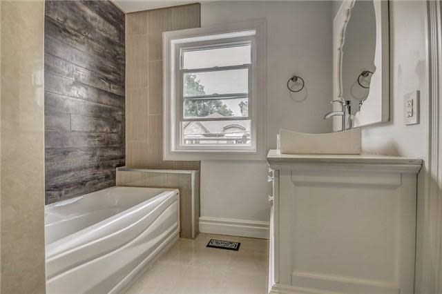 <p>6 William St., Brampton, Ont. There are four bathrooms in the home, including a luxurious master ensuite. (Photo: Zoocasa) </p>