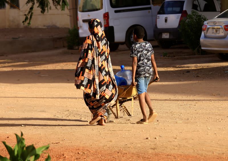 People looking for water in Khartoum North