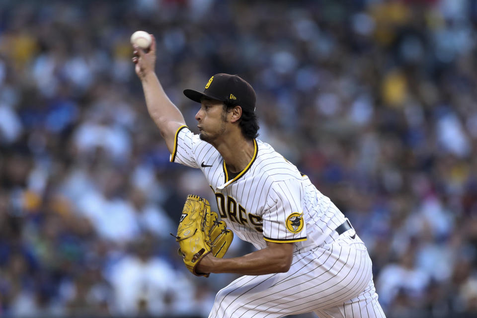 El pitcher abridor de los Padres de San Diego Yu Darvish trabaja en el cuarto inning de su juego de béisbol contra los Dodgers de Los Ángeles, el sábado 23 de abril de 2022 en San Diego. (AP Foto/Derrick Tuskan)