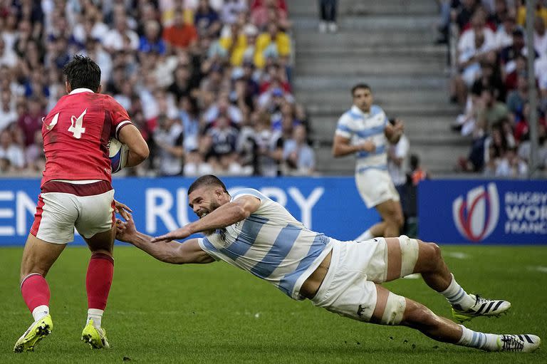 Marcos Kremer tacklea al galés Louis Rees-Zammit durante los cuartos de final del Mundial de Rugby 2023
