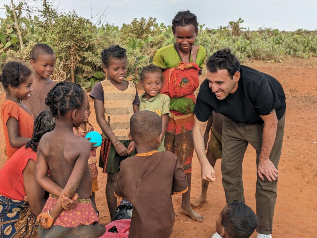 In dem "logo! extra: Wenn Kinder hungern" reist "logo!"-Moderator Sherif Rizkallah (rechts) nach Madagaskar, um sich ein Bild von der prekären Situation vor Ort zu machen. Zu viele Kinder leiden vor allem in diesen Teilen der Erde tagtäglich Hunger ...
 (Bild: ZDF)