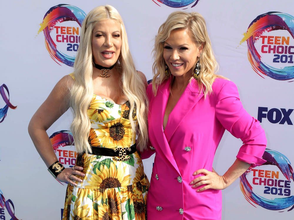 Tori Spelling (l.) und Jennie Garth auf dem Roten Teppich der Teen Choise Awards 2019. (Bild: Kathy Hutchins/Shutterstock)