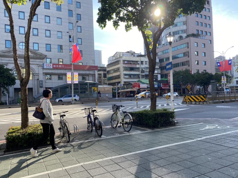 今（3）日各地大多以多雲到晴的天氣為主，僅東半部地區有零星短暫雨。   圖：閻芝霖/攝