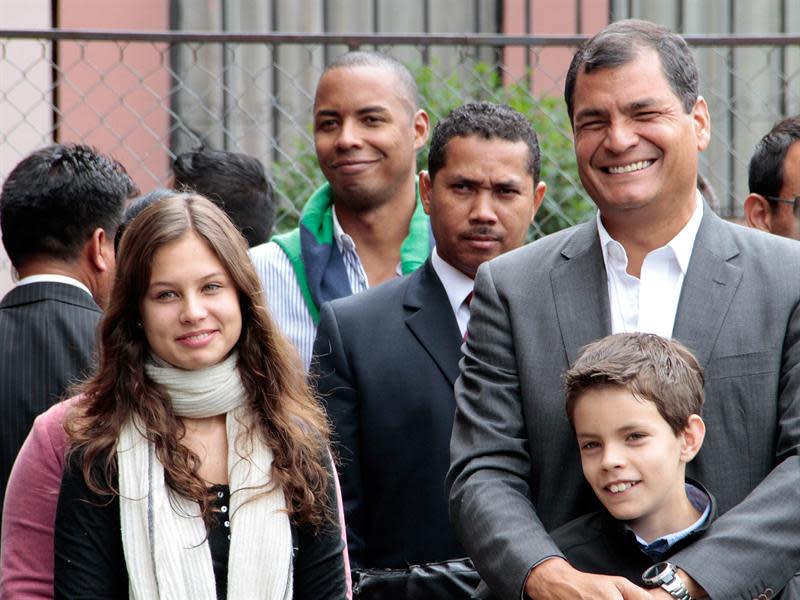 <p>El presidente de <span class="classCadenaBusqueda">Ecuador</span>, Rafael Correa (d), y sus hijos Anne Correa (i) y Miguel Correa (d-abajo), acompañaron a su esposa Anne Malherbe a sufrafar hoy, domingo 17 de febrero de 2013, en Quito (<span class="classCadenaBusqueda">Ecuador</span>), durante las elecciones presidenciales, para designar al jefe de Estado, vicepresidente y para conformar la Asamblea Nacional Legislativa. EFE/Cecilia Puebla</p>