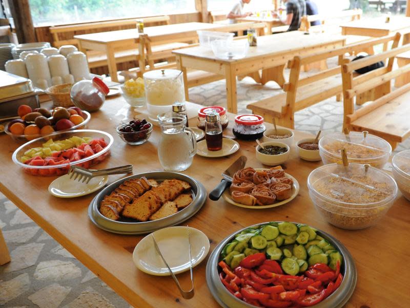 Die meisten Hotels im Programm des Veranstalters Renatur bieten - wie dieses Haus auf Korfu - vegange Küche an. Foto: ReNatur