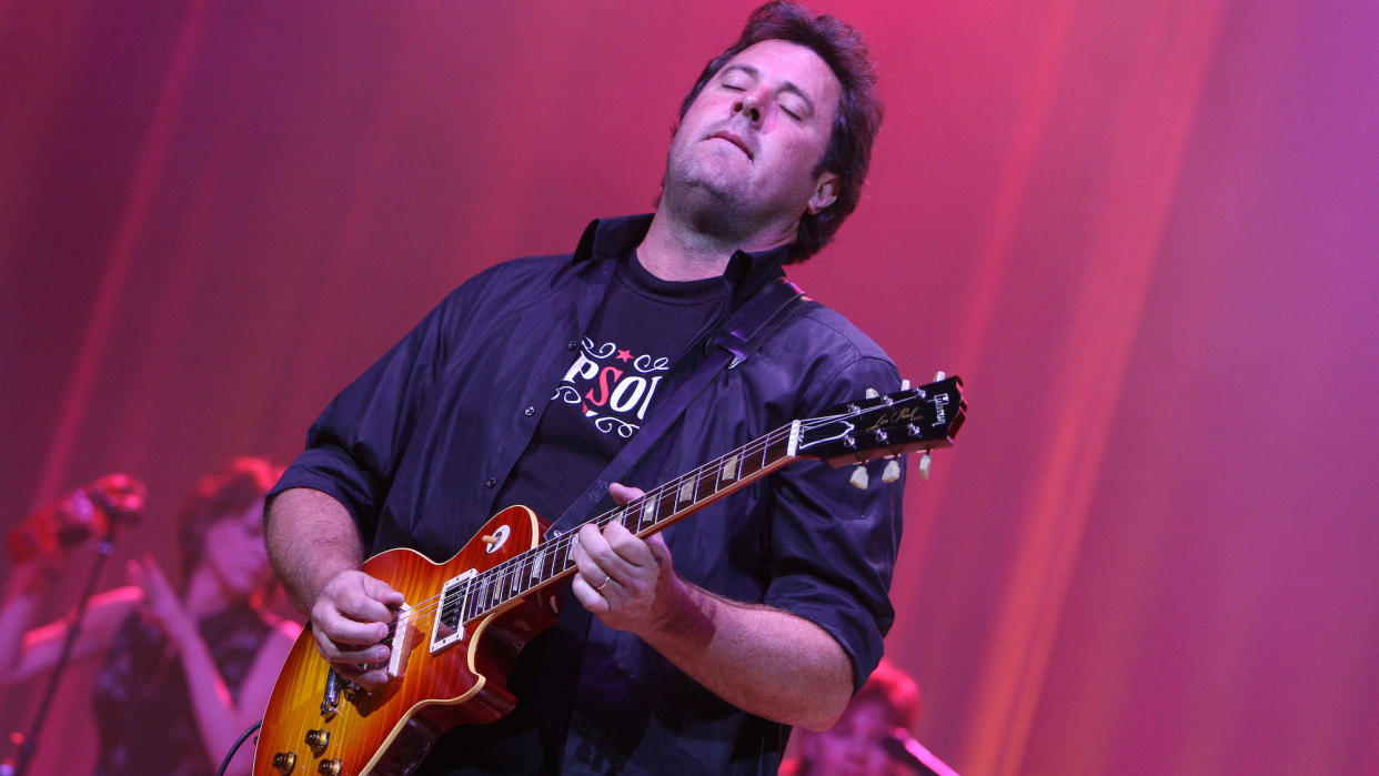  Vince Gill performs onstage at the Seminole Hard Rock Hotel and Casino in Hollywood, Florida on April 1, 2007. 