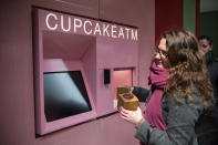 <p>Jetzt ein leckerer Cupcake! In den USA findet sich in vielen Einkaufszentren ein Cupcake-Automat. Kunden wählen über ein Display den Geschmack und Sekunden später kann man das kleine Dessert in einer Box entnehmen. (Bild: Getty Images) </p>