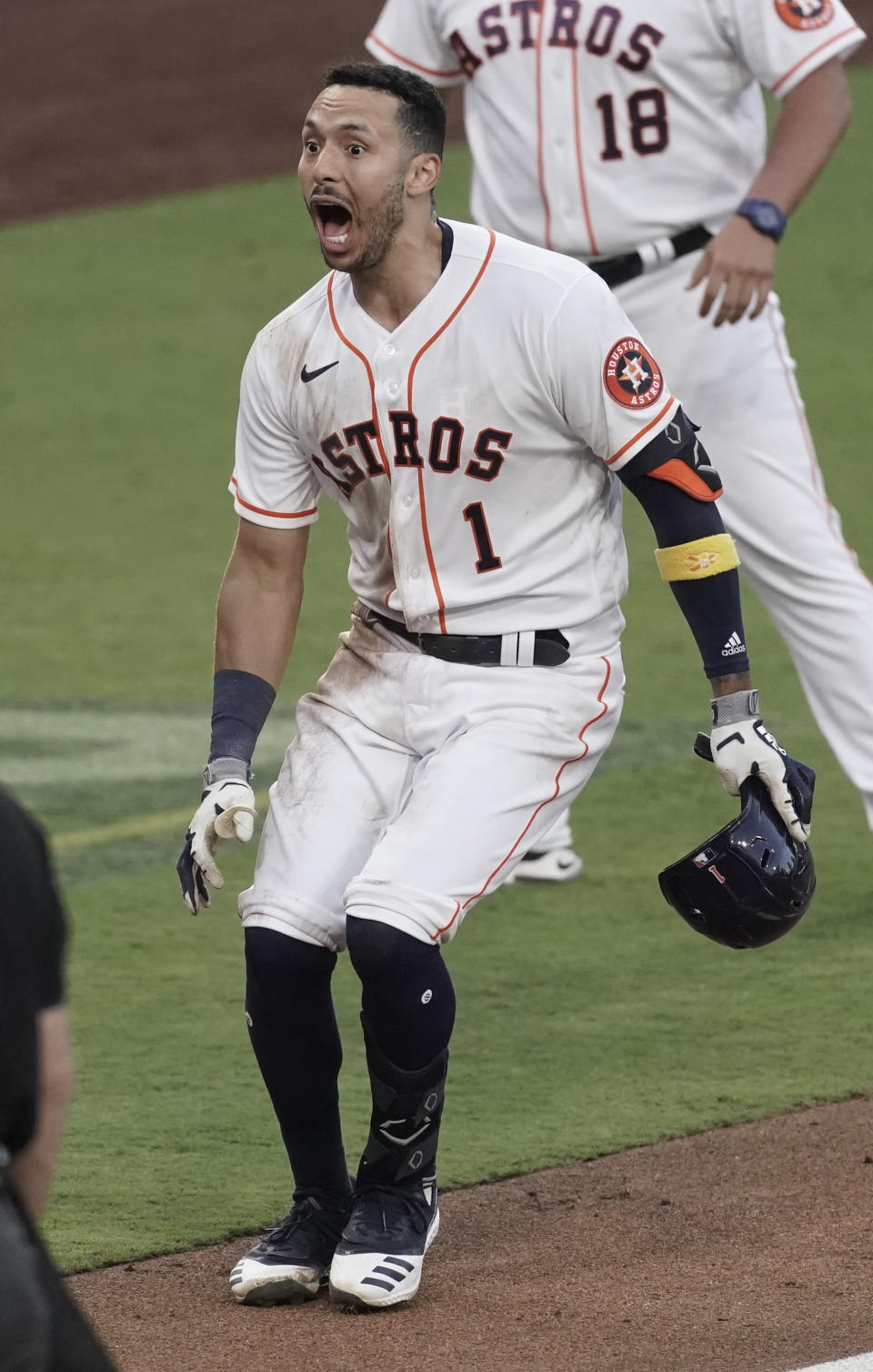 El puertorriqueño Carlos Correa, de los Astros de Houston, festeja luego de conectar el jonrón que puso fin al quinto juego de la Serie de Campeonato de la Liga Americana ante los Rays de Tampa Bay, el jueves 15 de octubre de 2020, en San Diego (AP Foto/Ashley Landis)