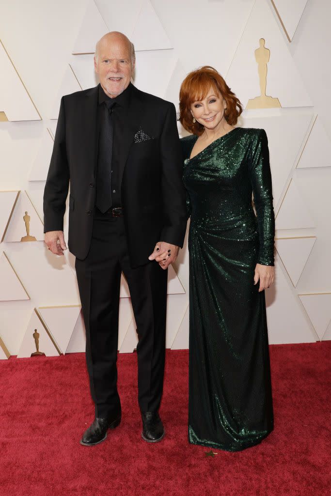 hollywood, california march 27 l r rex linn and reba mcentire attends the 94th annual academy awards at hollywood and highland on march 27, 2022 in hollywood, california photo by mike coppolagetty images