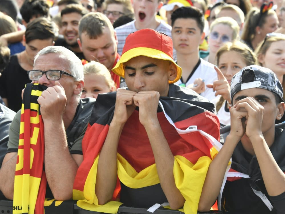 Public Viewing in der Fanmeile (JOHN MACDOUGALL)