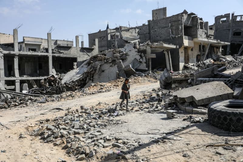 A girl walks as Palestinians return to their destroyed homes after the Israeli army withdrew from the Austrian neighbourhood during the violent battles between Israel and Hamas. Abed Rahim Khatib/dpa