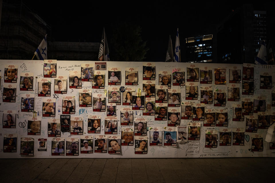 在加薩走廊被哈瑪斯武裝支翼「卡薩姆旅」綁架的以色列人質的親屬13日在以色列特拉維夫示威，舉著貼滿人質照片的巨大橫幅，要求以色列政府為綁架人質負責。（Mostafa Alkharouf/Anadolu/Getty Images）