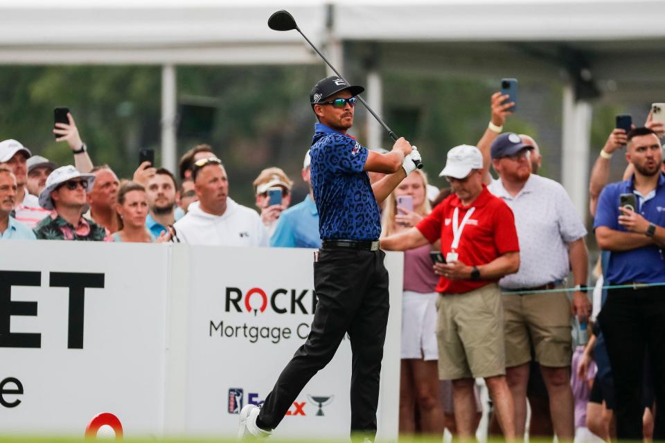 Rickie Fowler hace el tee para el tercer hoyo durante la tercera ronda del Rocket Mortgage Classic en Detroit Golf Club en Detroit el sábado 1 de julio de 2023.