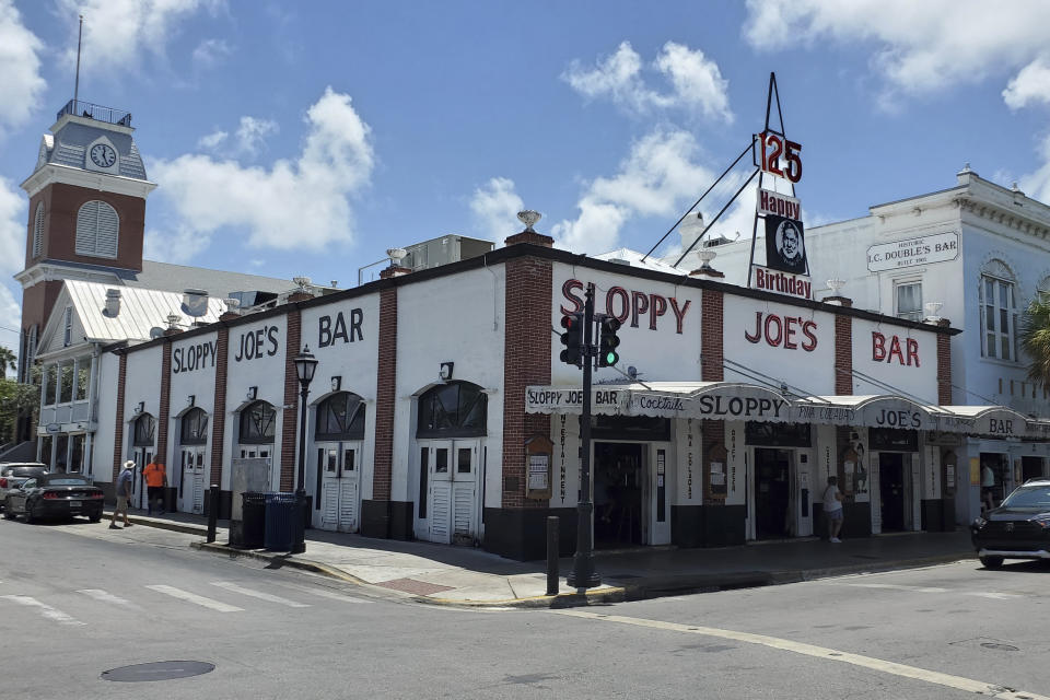 Sloppy Joe's Bar en Key West, Florida, el jueves 18 de julio de 2024. El bar era uno de los sitios favoritos de Ernest Hemingway en la década de 1930 y es sede del festival Hemingway Days desde 1981. (Foto AP/David Fischer)
