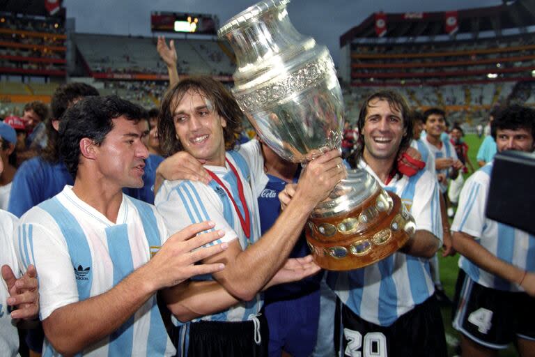 El último bicampeonato antes de que llegara esta camada, lo había logrado el equipo del Coco Basile; en la imagen, Gabriel Batistuta, genio y figura de la Copa de 1993, en Ecuador