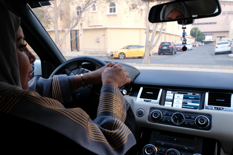 Ein Erlass des saudischen Königs hebt das Fahrverbot für Frauen auf. Ab Mitte nächsten Jahres dürfen sie in dem konservativen Land endlich einen Führerschein machen. (Symbolbild: AFP)