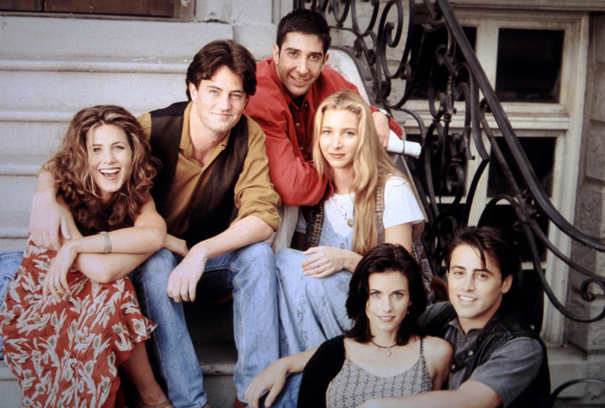 Film Still from Friends Jennifer Aniston, Matthew Perry, David Schwimmer, Lisa Kudrow, Matt LeBlanc, Courteney Cox 1995 (Alamy)