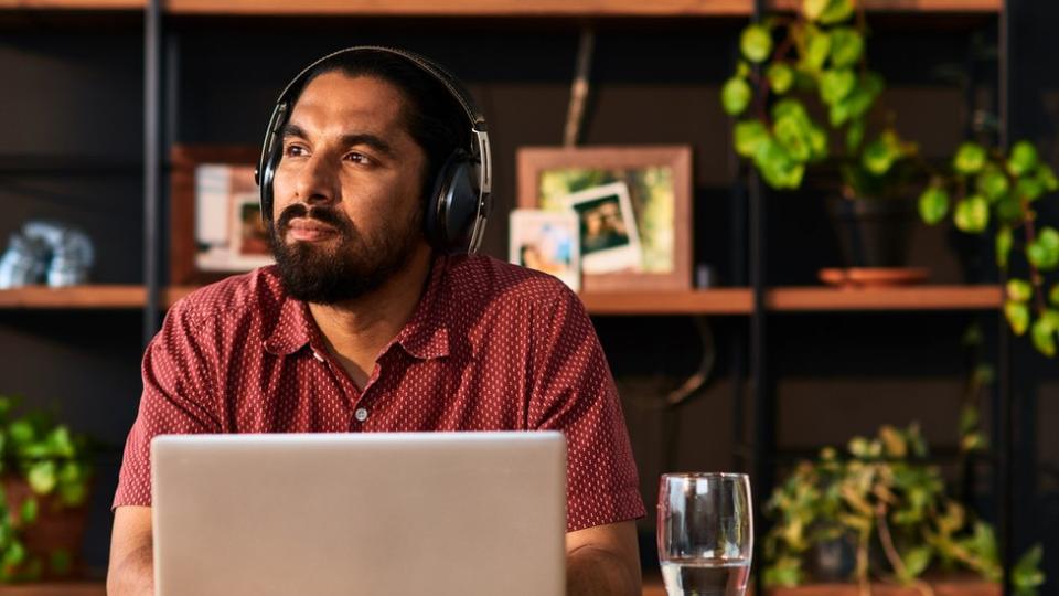 Un jóven escuchando música