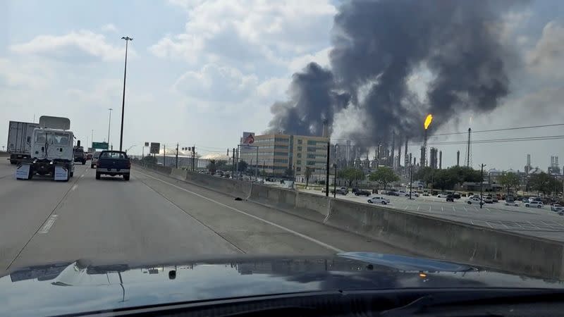 Foto del viernes obtenida de redes sociales de un incendio en una planta química de Shell en Deer Park