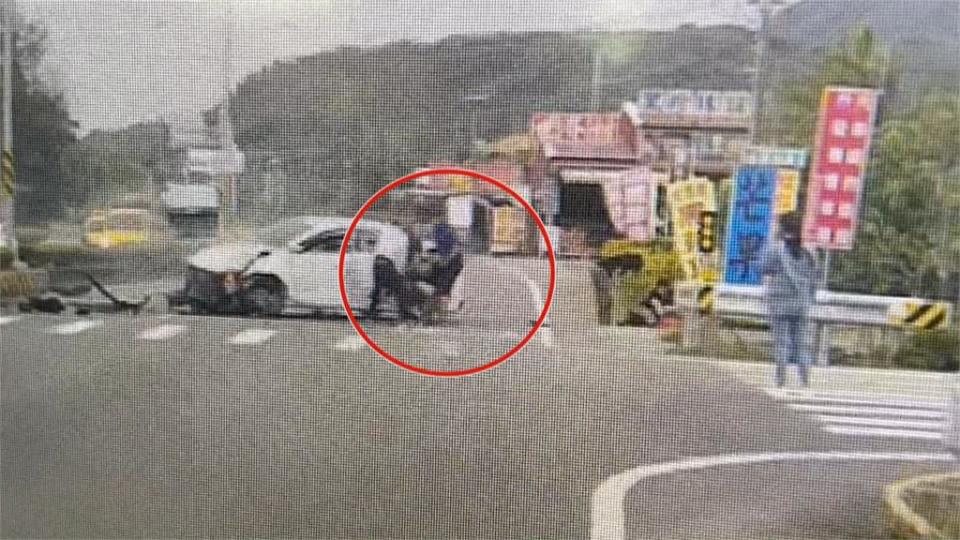 自撞火燒車3人昏迷受困　 2偵查佐博命救人