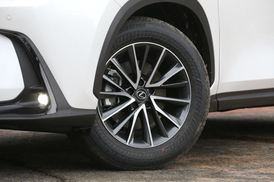 搭配18吋銳切雙色鋁圈以及普利司通ALENZA休旅胎(235/60 R18)。