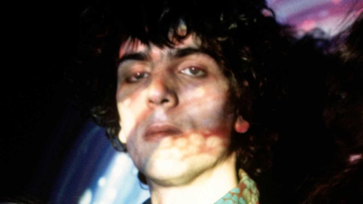  Syd Barrett in 1967, his face lit by psychedelic lights. 