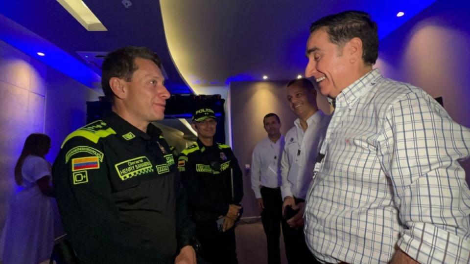 Foto: Édgar Paéz, presidente de Supergiros en compañía de oficial de la Policía Nacional de Colombia en Barranquilla. Foto: archivo Valora Analitik