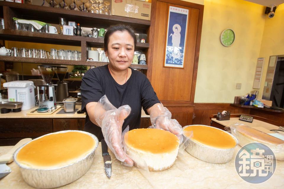黃若嫻是家中長女，畢業後沒多久就進入自家店裡幫忙，現在負責製作起司蛋糕與起司餅。