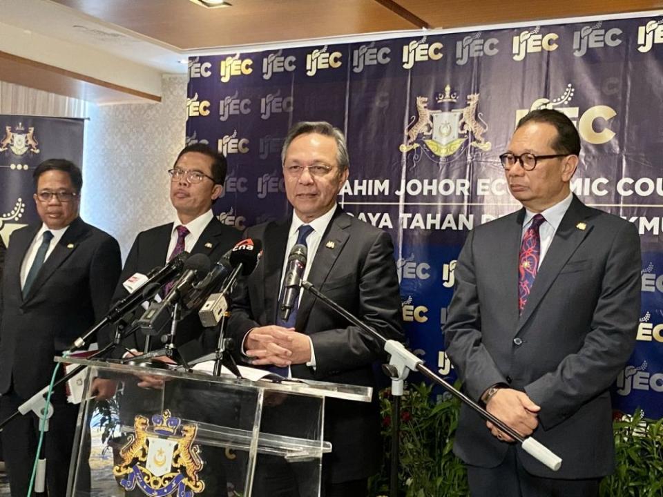 Datuk Hasni Mohammad (centre) said it was only natural that Johor Pakatan Harapan formed a shadow Cabinet as check-and-balance to his administration. — Picture by Ben Tan