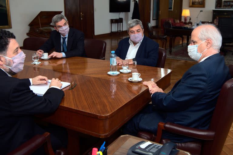El ministro Jorge Taiana recibió a los diputados  Carlos Fernández (UCR) y Germán Martínez (Frente de Todos), presidente y vicepresidente de la Comisión de Defensa