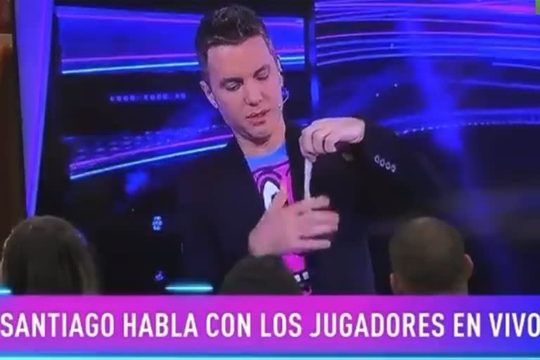 Gran Hermano 2022: Santiago Del Moro sorprendió a los participantes con una demostración en vivo de cómo se usa un preservativo