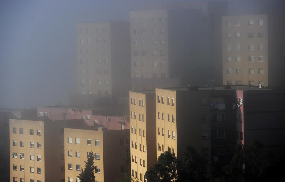 Unos edificios de Santa Coloma de Gramanet, a las afueras de Barcelona, fotografiados el 16 de noviembre de 2012. (AFP/Archivo | Josep Lago)