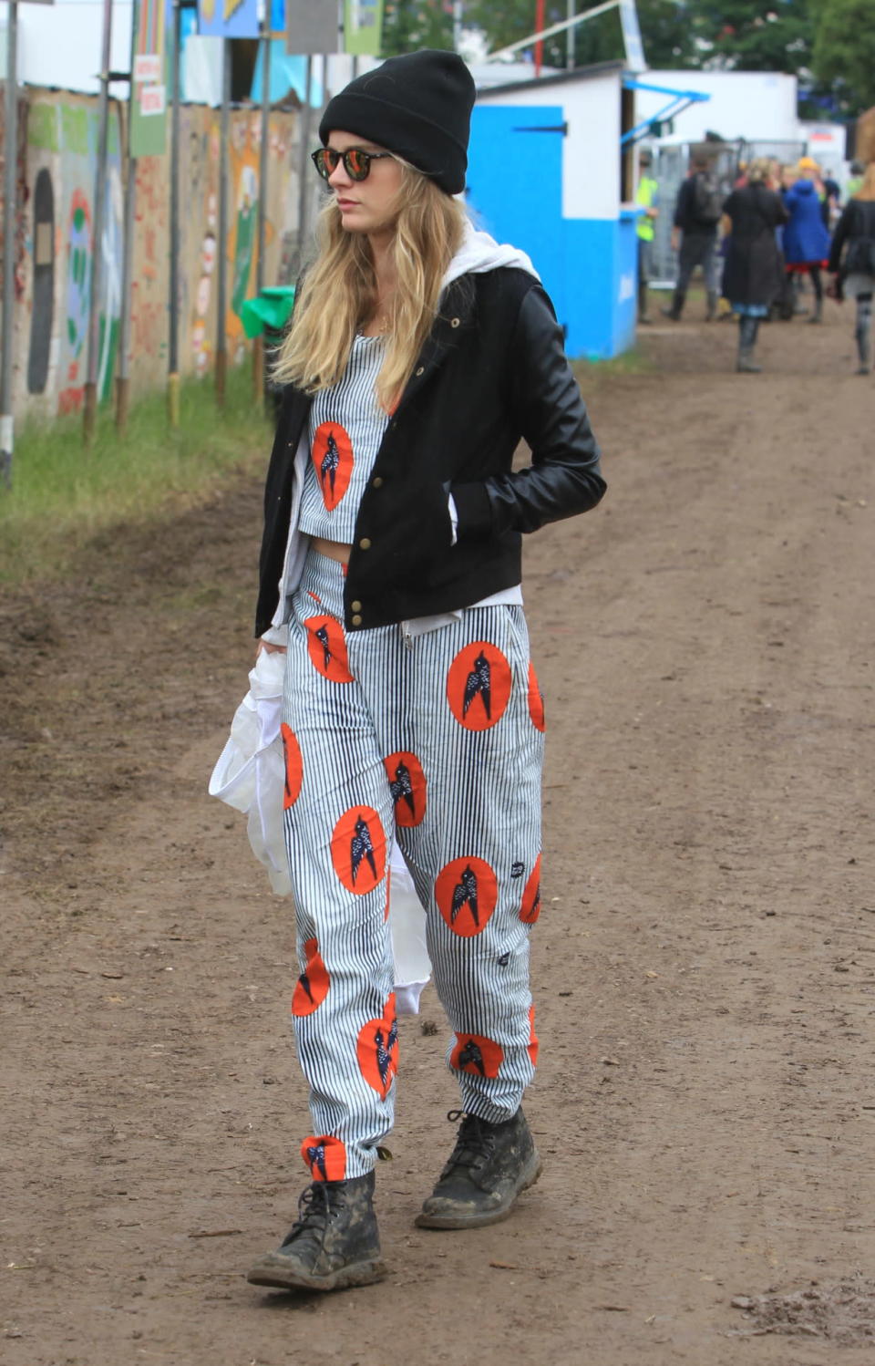 Beanie Prinz Harrys Ex Cressida Bonas pfeift auf Society-Styling und schlurft auch mal im gewagten Look über ein Festival-Gelände. Hier sieht man das britische Model beim Glastonbury Festival im Jahr 2015. Gekonnt kombiniert sie Bomberjacke mit Beanie. Die Wollmütze macht nicht nur optisch viel her, darunter lassen sich auch perfekt Ohrstöpsel verstecken, die empfindliche Lauscher vor zu lauten Bässen schützen. Foto: David Sims/WENN.com