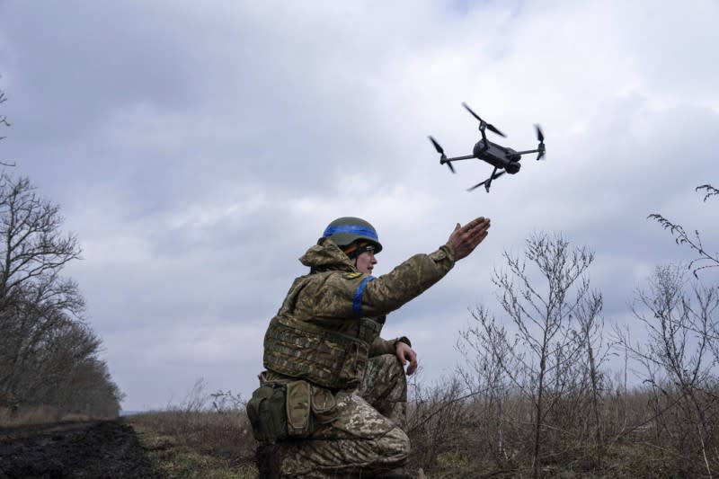 <cite>2023年2月22日，一名烏克蘭軍人在烏東前線發射一架無人機。（美聯社）</cite>