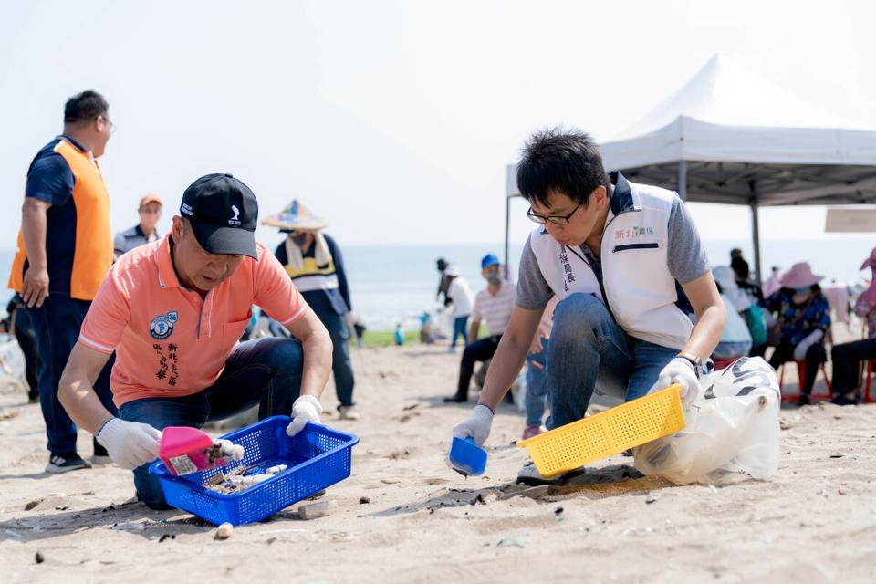 環保局長程大維及石門區長曾明華一起加入淨灘行列。   圖：新北市環保局提供