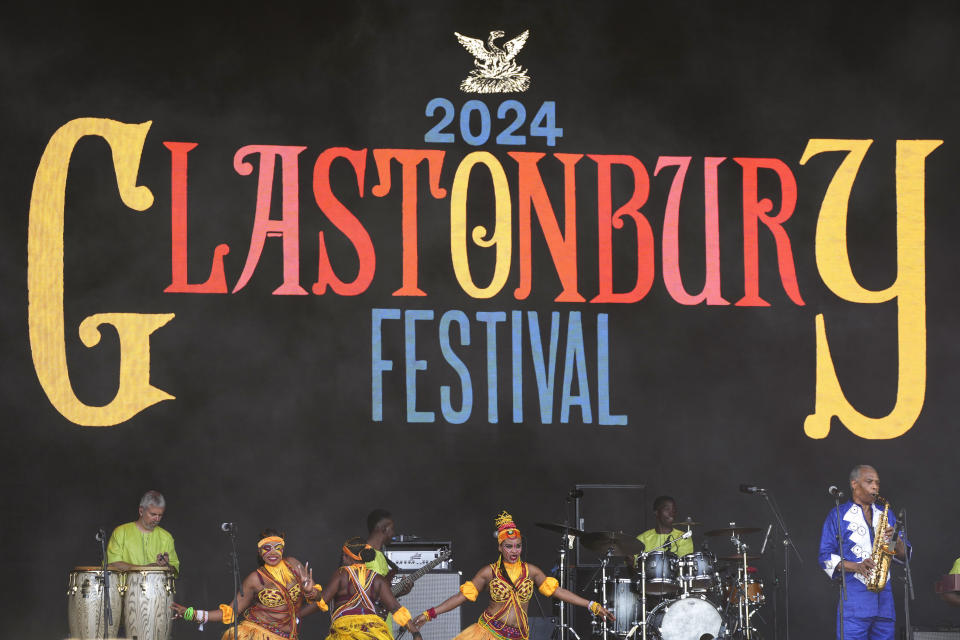 Femi Kuti durante su concierto en el Festival de Glastonbury en Worthy Farm, Somerset, Inglaterra, el sábado 29 de junio de 2024. (Scott A Garfitt/Invision/AP)