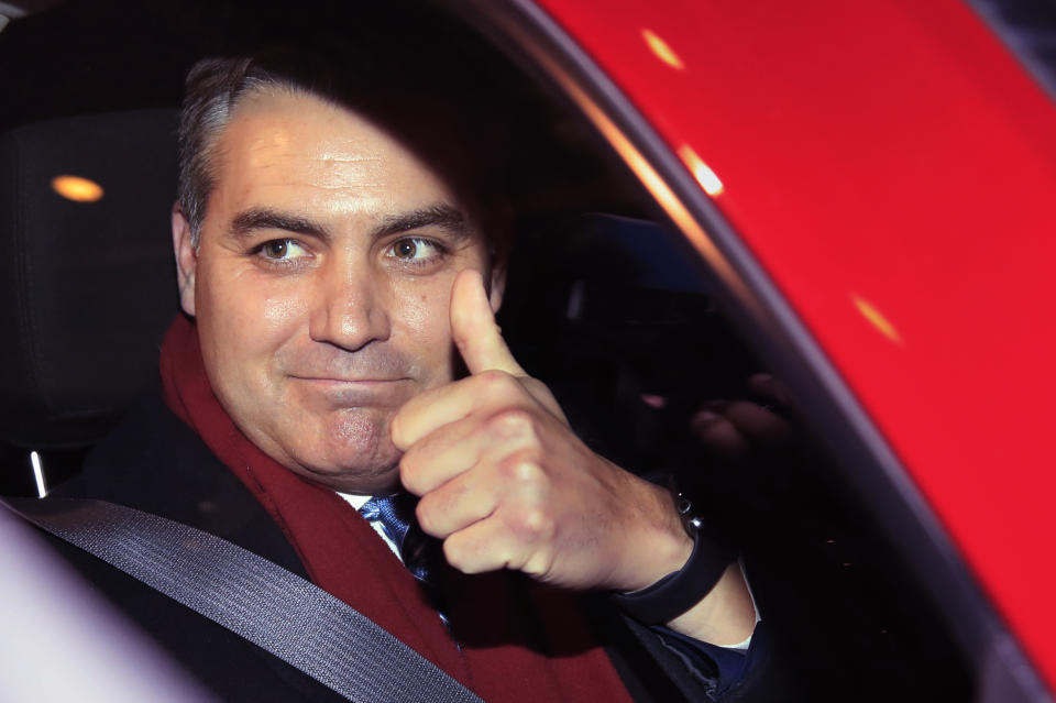 El periodista Jim Acosta de la cadena CNN hace una señal positiva con el pulgar al salir de la corte federal en Washington, el miércoles 14 de noviembre de 2018. (AP Foto/Manuel Balce Ceneta)